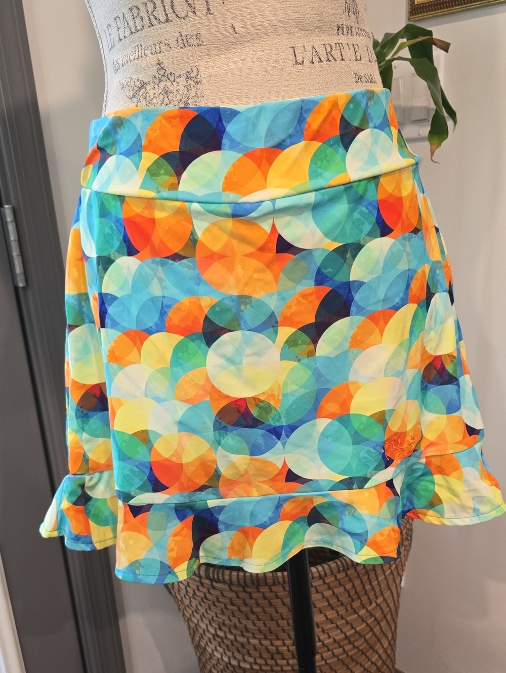 Tzu Tzu Colorful Geometric Circle Ruffle Skort